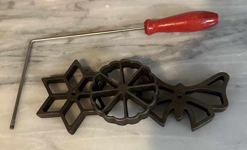 OLD VINTAGE WAFFLE DIPPING CAST IRON CUTTER PATTY SET WOOD HANDLE LOT of 4 Kitch gallery