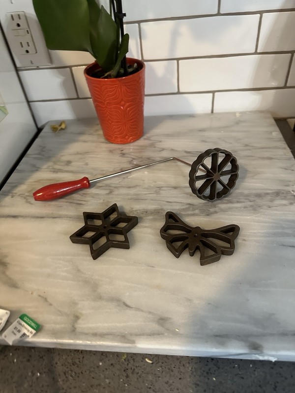 OLD VINTAGE WAFFLE DIPPING CAST IRON CUTTER PATTY SET WOOD HANDLE LOT of 4 Kitch gallery