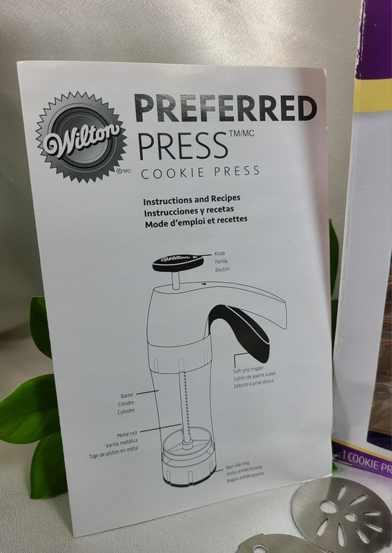 Wilton Preferred Cookie Press 15 Fit Right Metal Discs 1 Cookie Press instruct. gallery