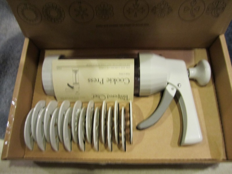 The Pampered Chef # 1525 Cookie Press With 16 Different Cookie Disks Designs gallery