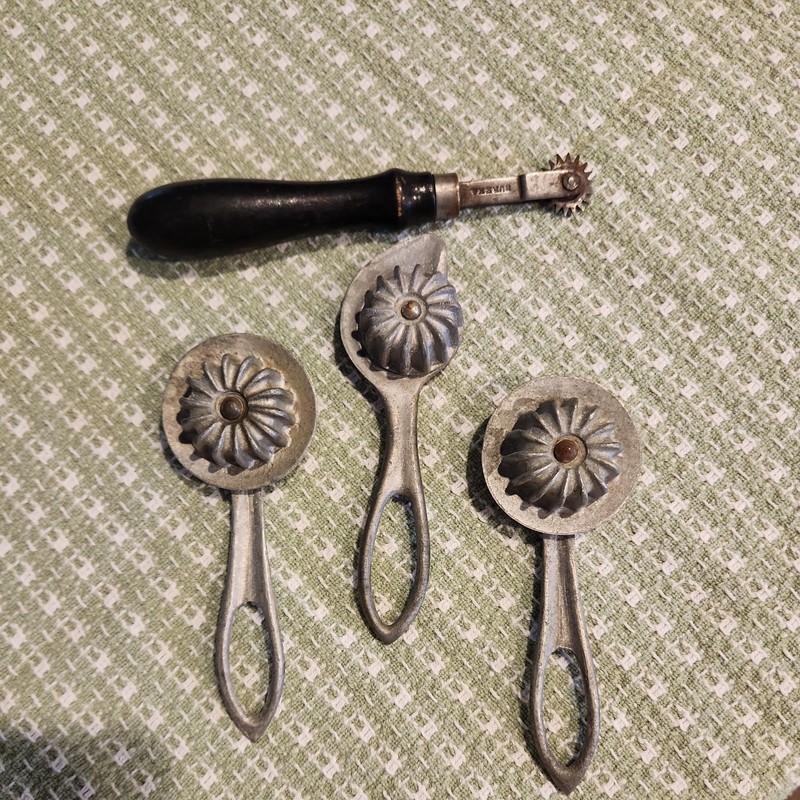 4 Vintage Pie Crimpers, Pastry Wheels. Jagging Irons, Steel, Aluminum