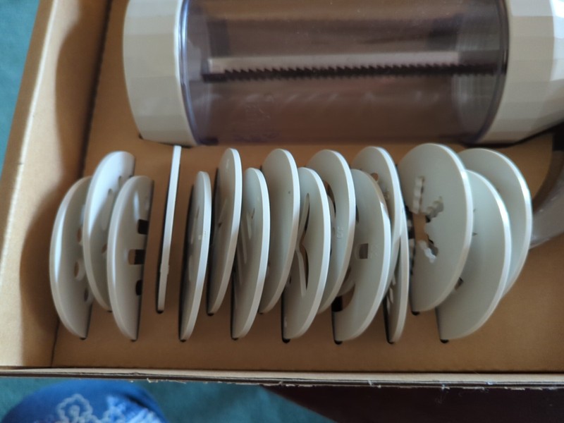 Cookie Press The Pampered Chef #1525 Original Box - Never Used Complete 16 DISKS gallery