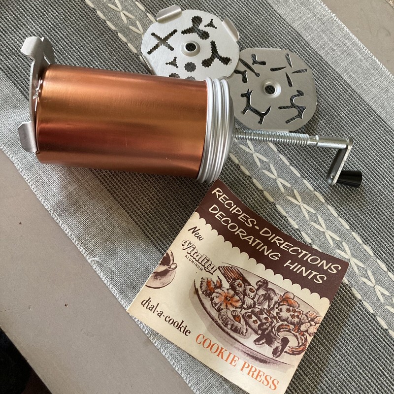 Vintage Mirro Vitality Aluminum Dial-A-Cookie Press 3 Plates 12 Shapes Booklet gallery