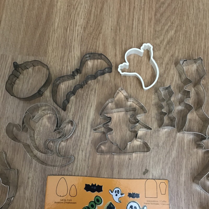 27 Halloween themed Cookie Cutters 2.5"- 6", some VTG metal, copper plastic gallery