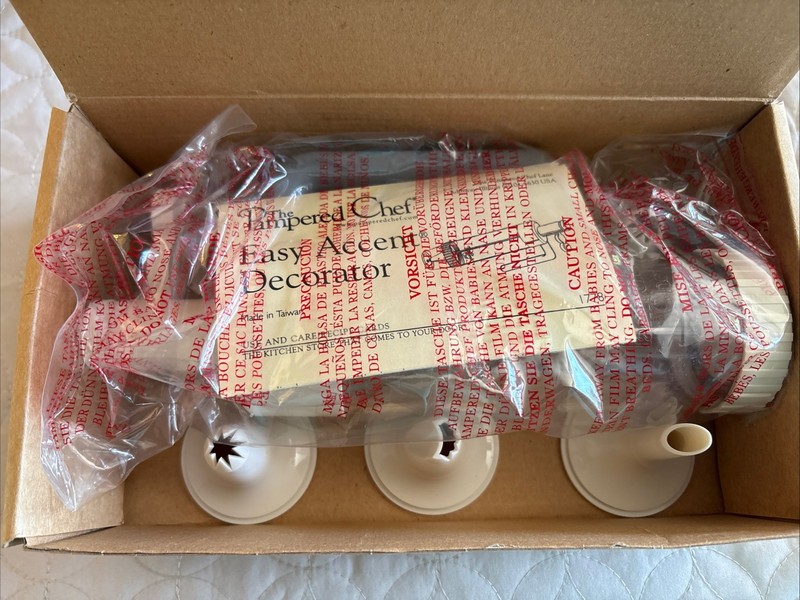 Pampered Chef Easy Accent Decorator - NEW gallery