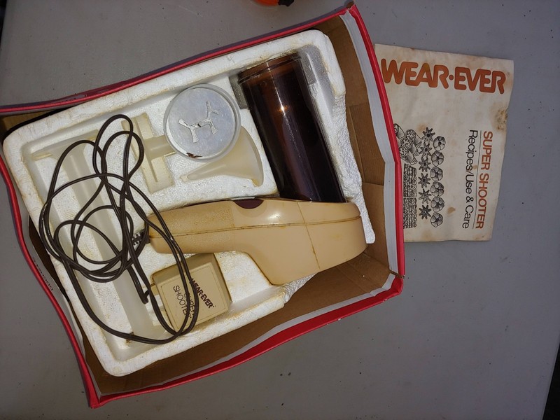 Wear-Ever 70123 Super Shooter Electric Cookie Gun with Box And Metal Disc