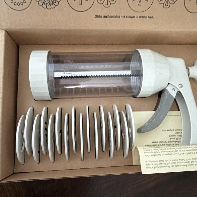 Pampered Chef Cookie Press 1525 16 Disks Designs Spritz Cookies New in Box WHITE gallery