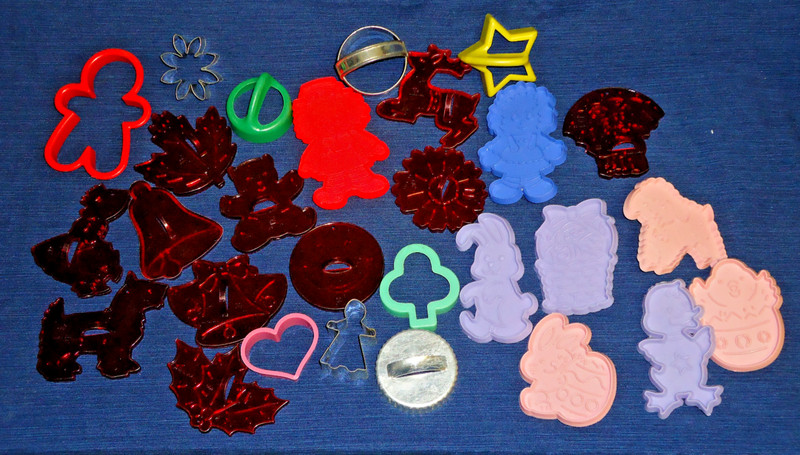Mixed lot of 28 COOKIE CUTTERS Smiley Face, Scottie Dog, Raggedy Ann & More