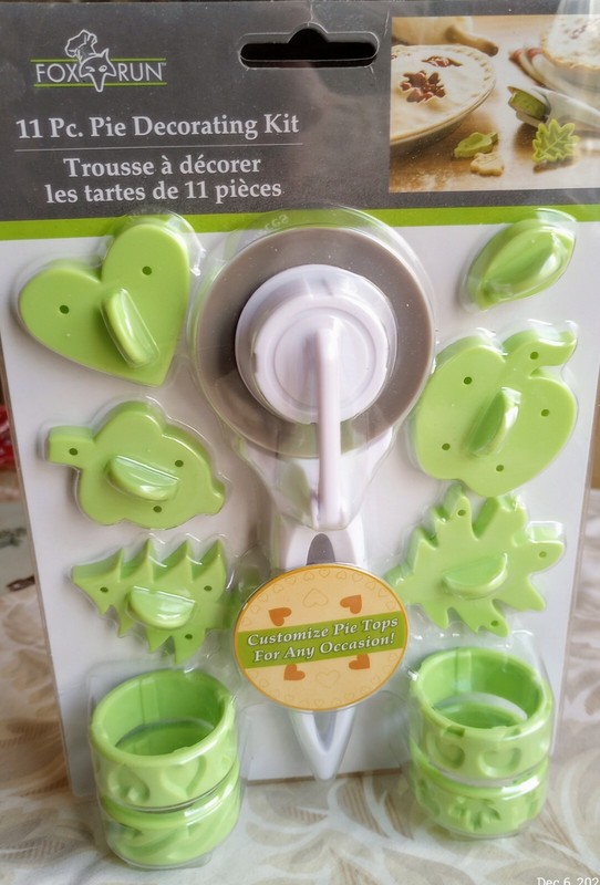 11pc Pie Decorating Kit Crust Cookie Cutters Trees Leaves Apples Hearts Fox Run