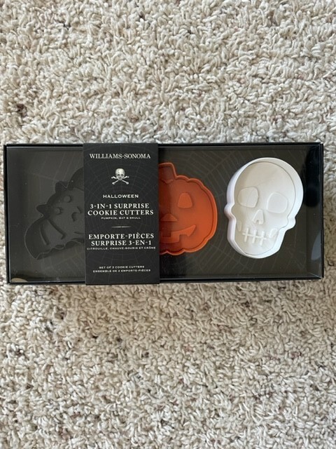 Williams Sonoma Halloween 3-IN-1 SURPRISE COOKIE CUTTERS SKULL BAT PUMPKIN