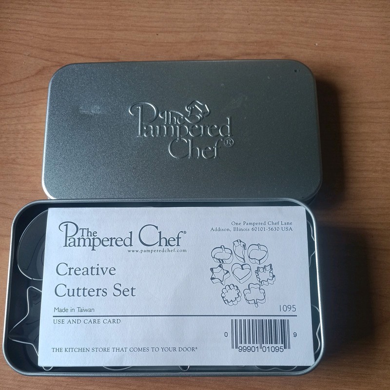 Pampered Chef Mini Creative Cutters Set 1095 Stainless 8 Cookie Shapes W/Tin New gallery