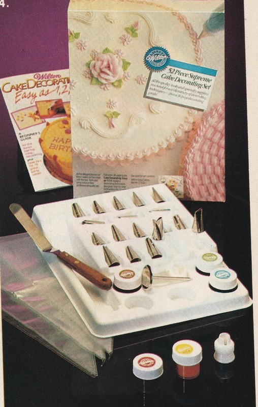 New Vintage Wilton 52 Piece Deluxe Cake Decorating Set , 2104-2546
