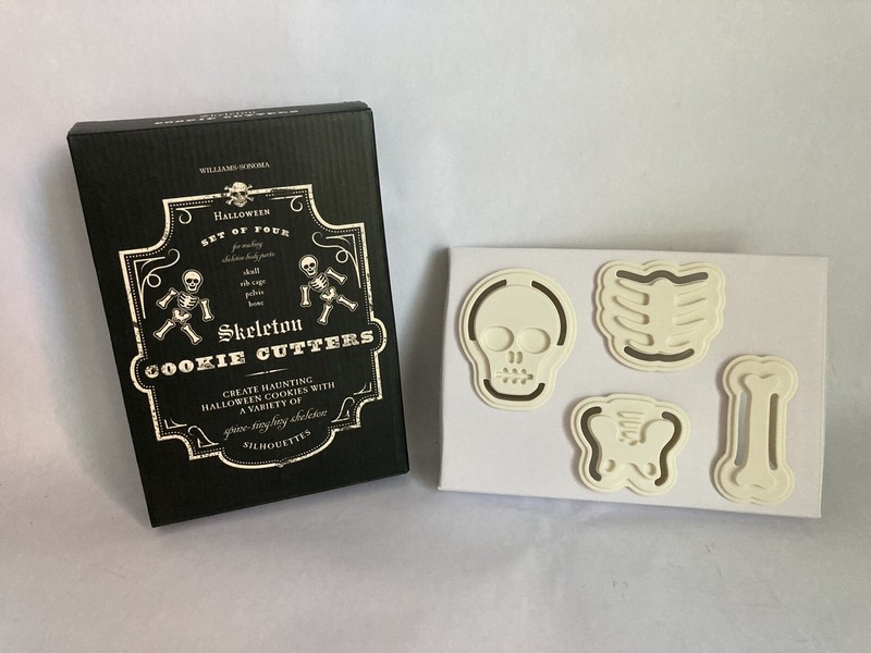 NEW Williams Sonoma Halloween Set 4 Skeleton Bone Cookie Cutters w/Recipe