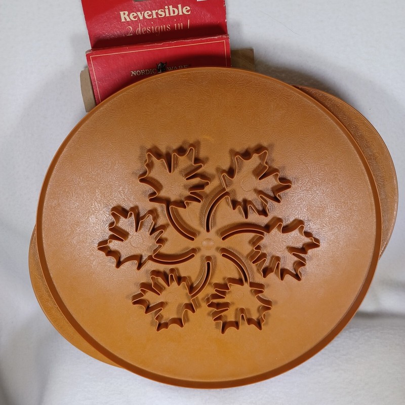 Nordic Ware 12" Brown Leaves & Apples Reversible Pie Top Cutter #04020 gallery