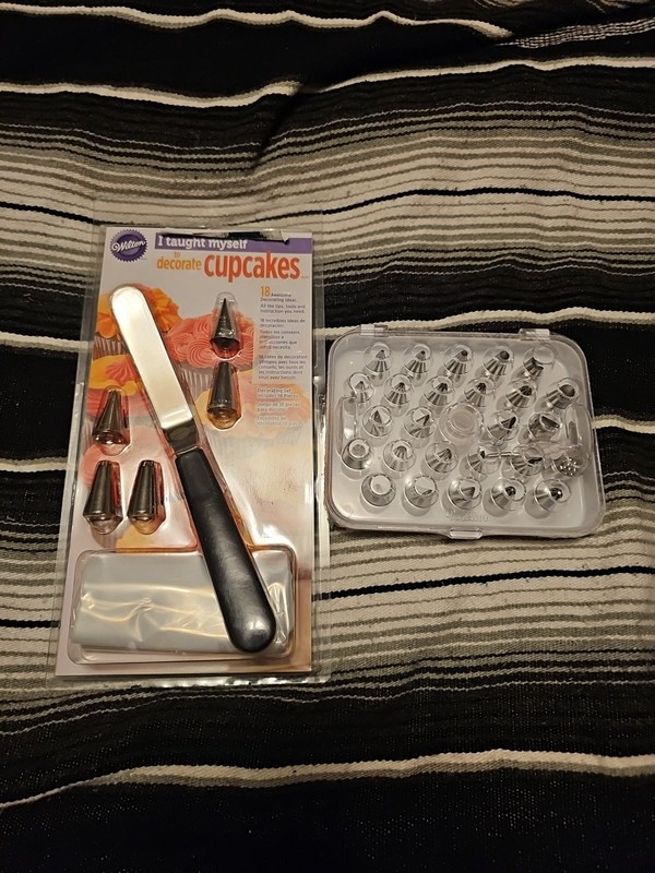 Wilton Deluxe Decorating Tip Set, 29-Piece PLUS Cupcake Decorator Kit New!