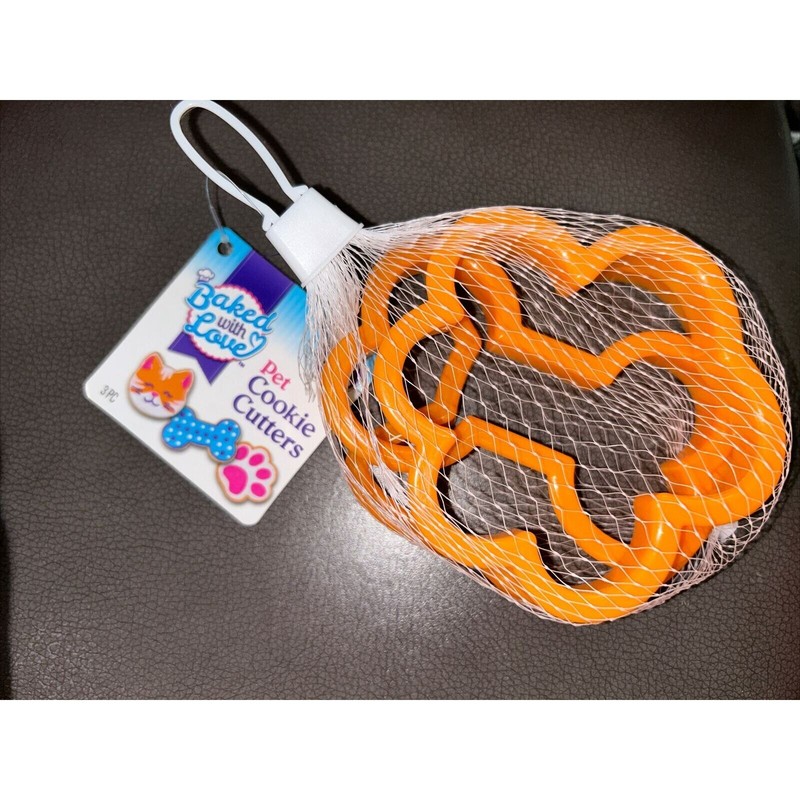 Baked With Love – Pet Cookie Cutters – 3 Piece Set – Head / Bone / Paw NWT