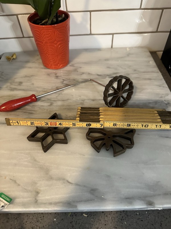 OLD VINTAGE WAFFLE DIPPING CAST IRON CUTTER PATTY SET WOOD HANDLE LOT of 4 Kitch gallery