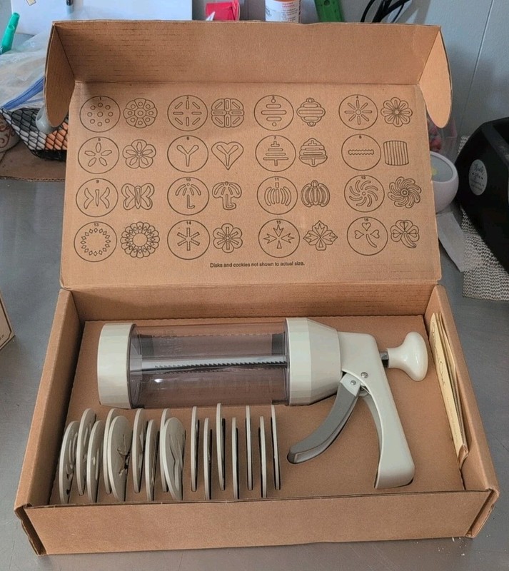 The Pampered Chef Cookie Press with 16 Discs Model 1525 In White New Open Box