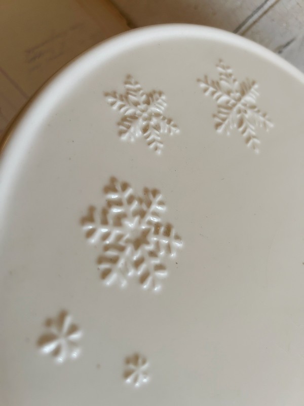 Hallmark 9 1/2" Diameter Cake, Cookie Snowflake Pedestal Ceramic Christmas gallery