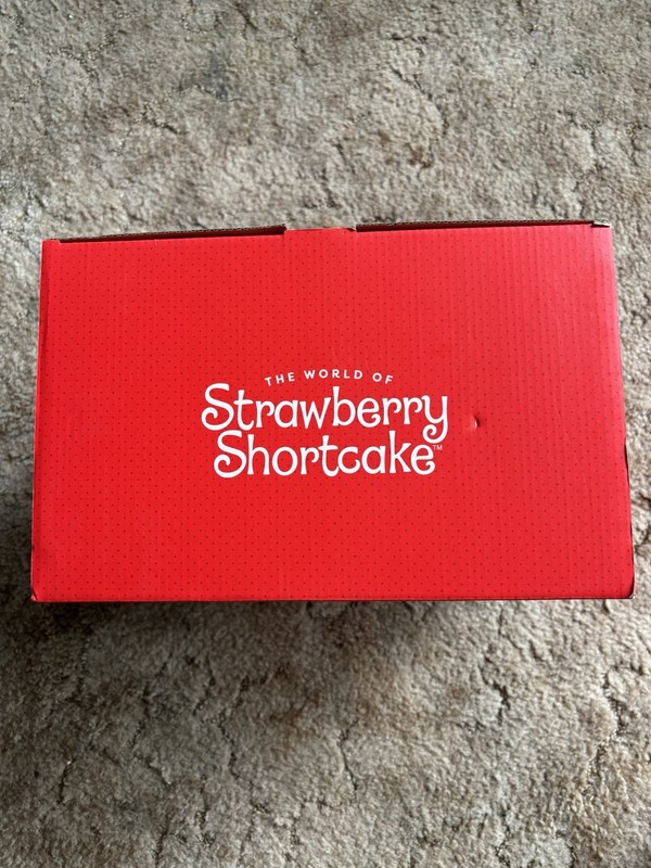 The World of Strawberry Shortcake Cake Stand Ceramic Scalloped Pink Boxed NEW gallery