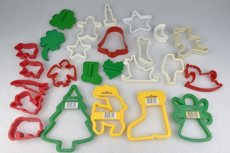 Lot of 25 Plastic Christmas & Misc Cookie Cutters Wilton Hallmark Jello Jigglers gallery