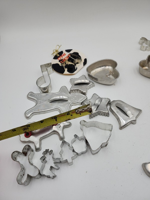 Huge lot of vintage tin handle large small Cookie Cutters Disney Cactus Xmas Cow gallery