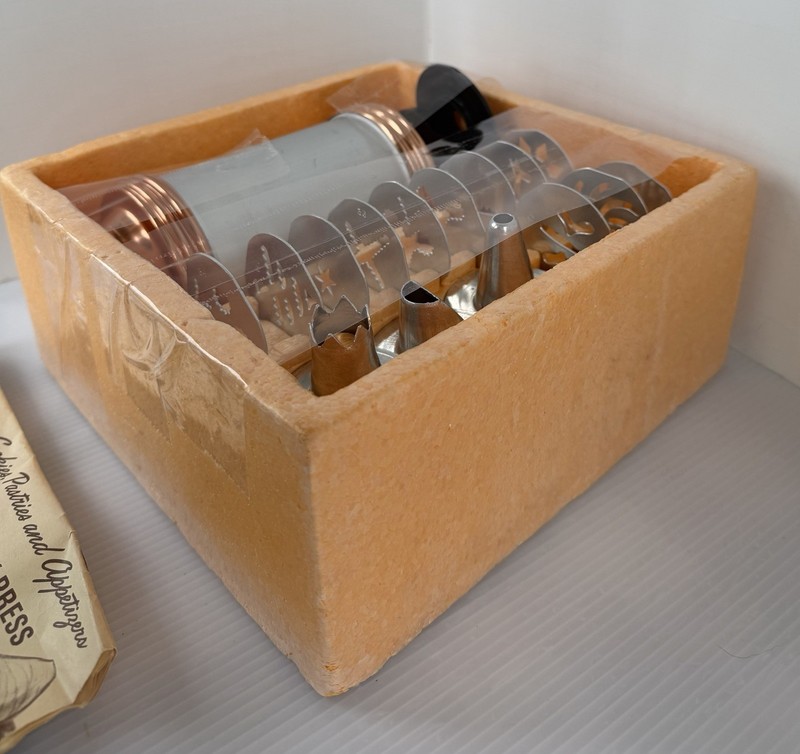 VTG Copper Mirro Cookie Pastry Press Spritz 12 Discs Box 3 Tips M-0358-22 Cooky gallery