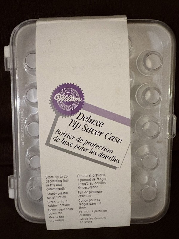 Wilton Deluxe Tip Saver Case Holds 26 Decorating Tips Sturdy Plastic Snap-Down