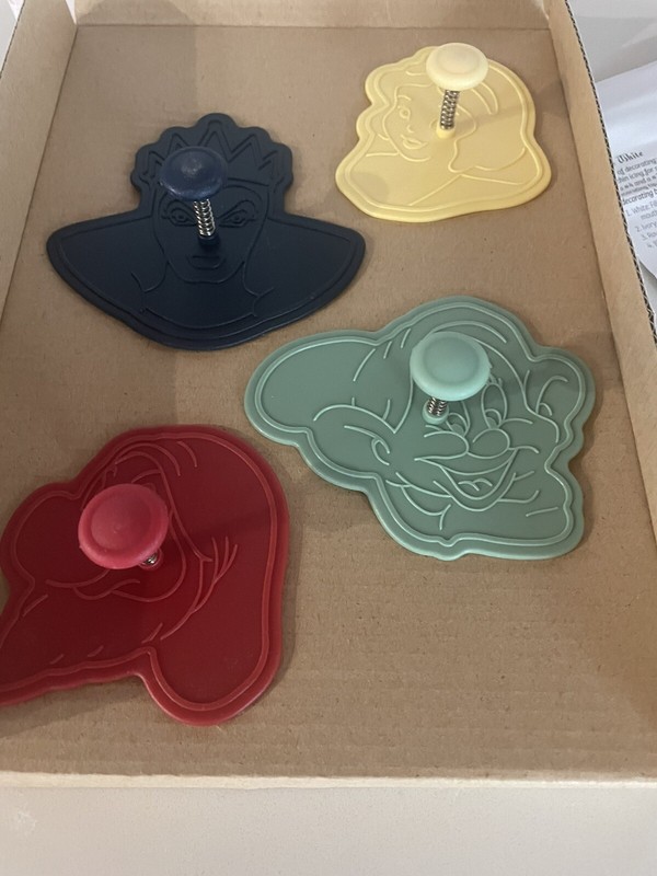 Cookie Cutters Disney Williams Sonoma Snow White and Seven Dwarfs Instructions gallery