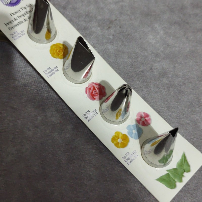 Wilton Flower Tip Decorating Set 4 Flower Tip 102, 104, 224, 352 NEW IN PACKAGE gallery