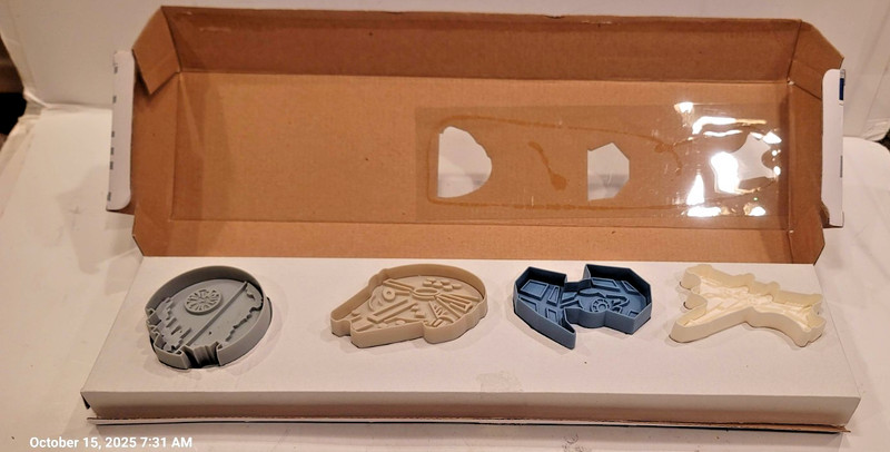 Williams-Sonoma Star Wars Cookie Cutters Set of 4 in Box New in Box with Recipe gallery