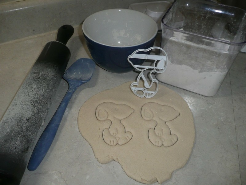 SNOOPY WALKING CHARLIE BROWN PET BEAGLE PEANUTS COOKIE COOKIE CUTTER USA PR3494 gallery