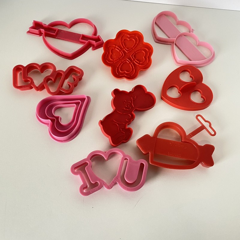 Wilton Cookie Cutters Valentine Hearts Bear 1990's Valentine's Day Vintage gallery