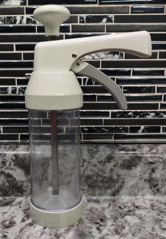 Pampered Chef 1525 Cookie Press with 16 Discs - White gallery