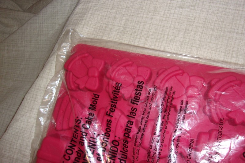 Kitchen Siilicone Christmas Mold Cake Candy NEW Avon Wreath Tree Bells Gift Red gallery