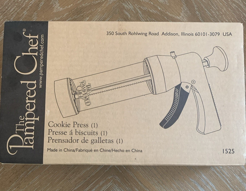 Pampered Chef Cookie Press 16 Discs - White Model 1525 NIB w/Literature.