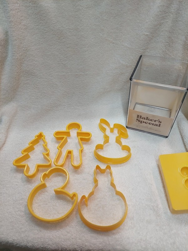 Dansk MID MOD Baker’s Special Cookie Cutters and Container 1980 5 shapes.