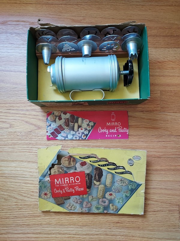 Vintage Mirro 358 AM Aluminum Cookie/Pastry Press 12 Plates 3 Tips Original Box