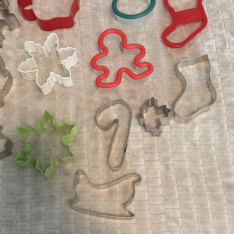 Lot of 25 Holiday Cookie Cutters Assorted Shapes Plastic & Metal Multicolor gallery