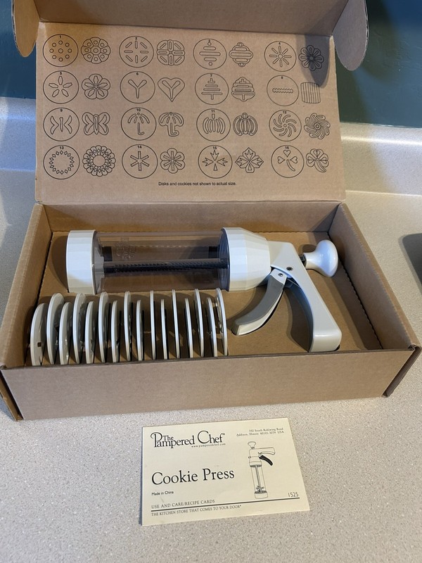 The Pampered Chef 1525 Cookie Press With 16 Discs Homemade Custom Fancy Cookies gallery