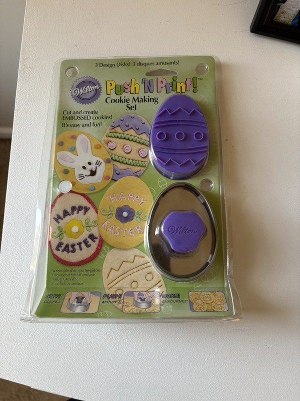 Wilton Push ‘N Print Egg Shaped Cookie Making Set – BRAND NEW