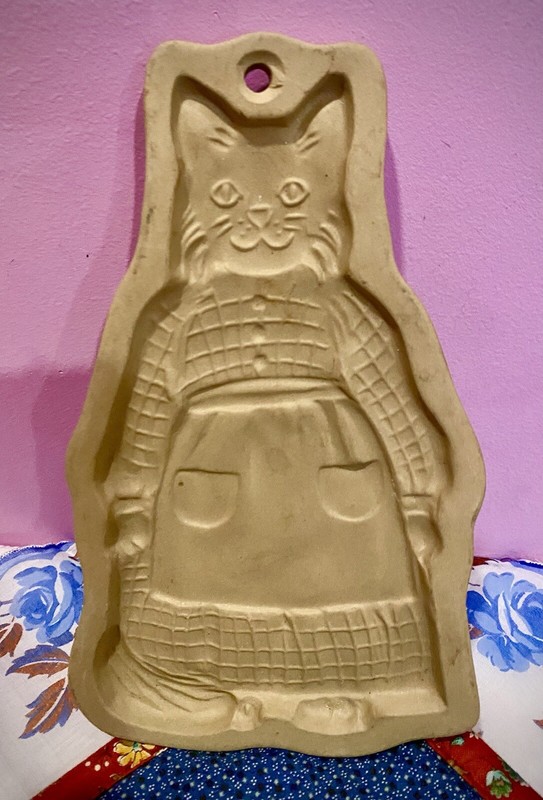 Vtg Lady CAT in Dress with Apron BROWN BAG Cookie Art MOLD 1988