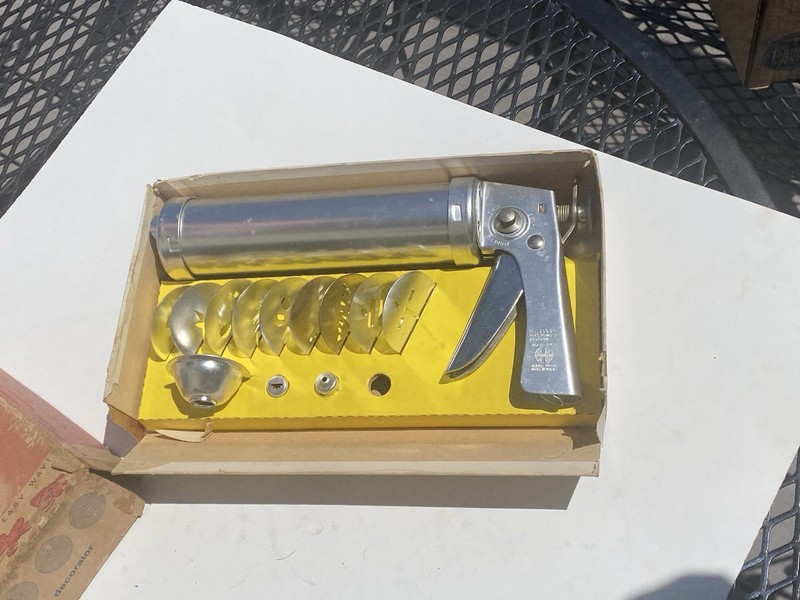 Vintage Wear-Ever Cookie Gun with Thickness Control 9 Cookie Shapes 2 Tips Box