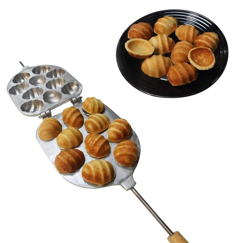 Baking mold for baking cookies with pecan filling