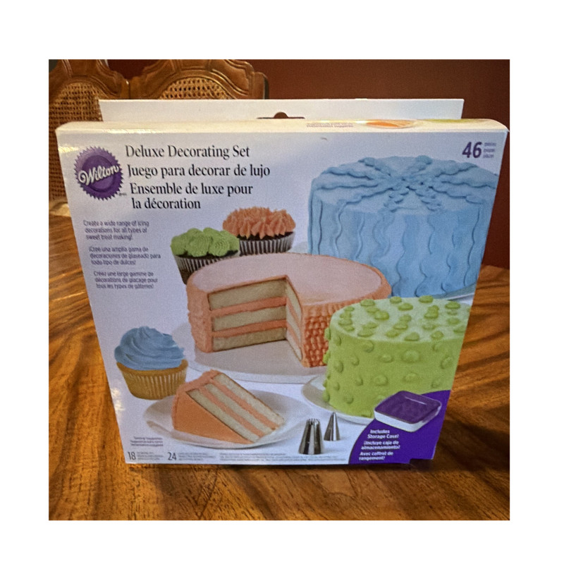 Wilton Deluxe Decorating Set 46-Piece w/ Storage Case Purple/White
