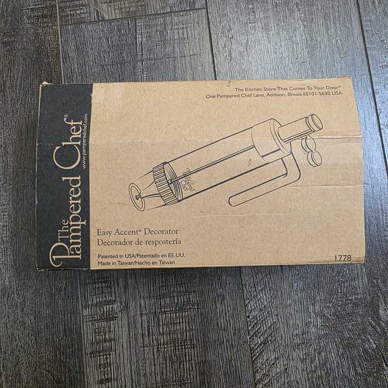The Pampered Chef Easy Accent Decorator #1778 Used Once Complete Set 10 pieces
