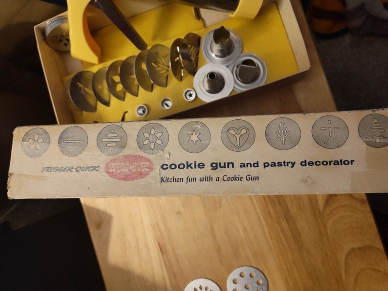 Wear-Ever Trigger Quick Cookie Gun and Pastry Decorator #3365 Extra Discs Tips gallery