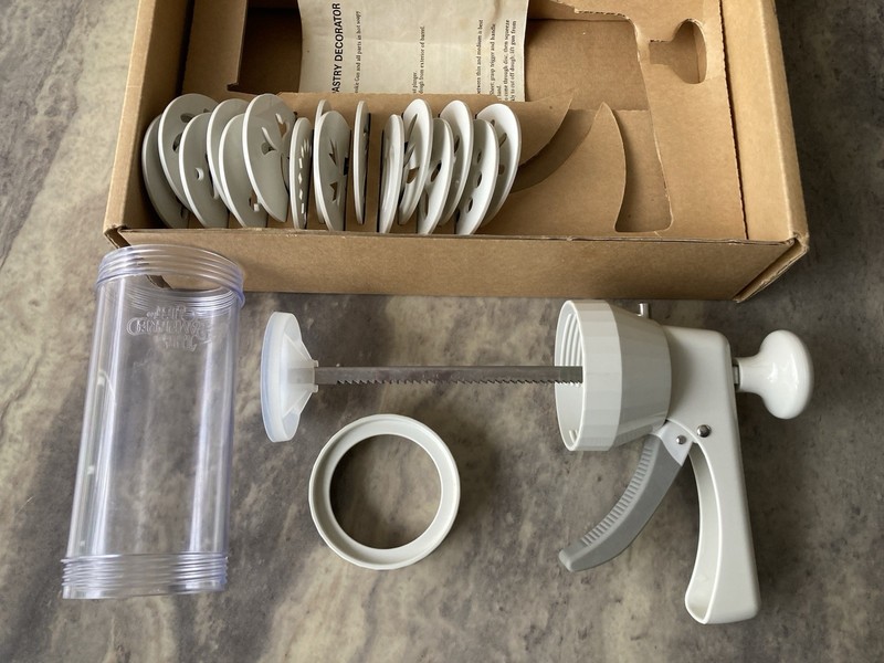 Pampered Chef Cookie Press 1525 with 16 Discs Original Box Complete gallery
