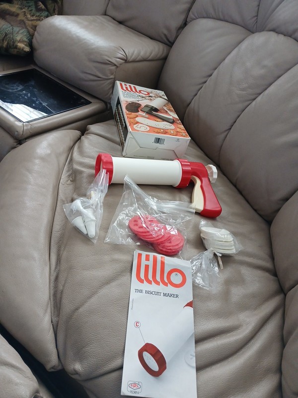 Vintage Lillo Biscuit Maker Spritz Cookie Gun 24 Discs 5 Tips & Instruction gallery
