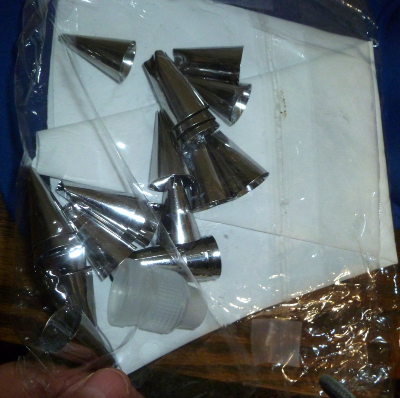 24 Stainless steel Icing Piping Nozzles (for decorating cakes++) + connector/bag gallery